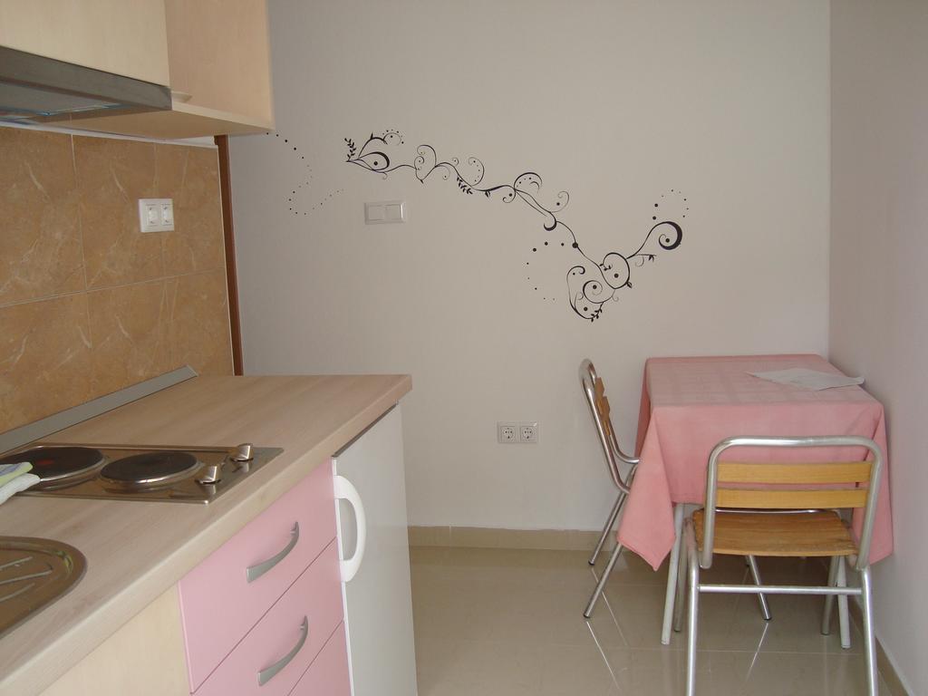 Apartments Kiro Milna  Habitación foto